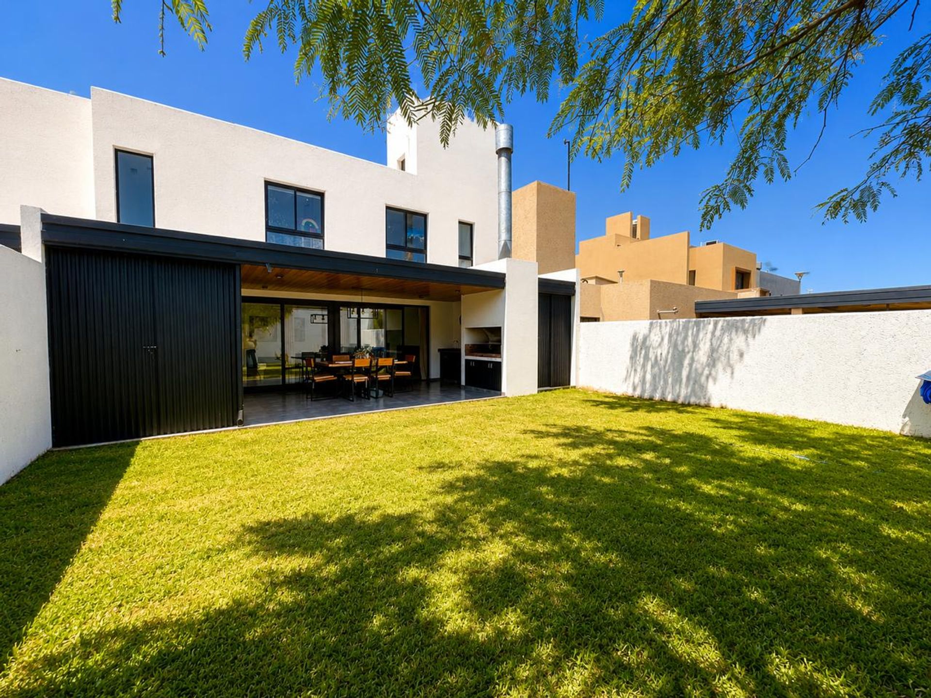 Fotografía de Frentes y Fachadas correspondiente a Casa_duplex en Docta Urbanización, Córdoba Capital.