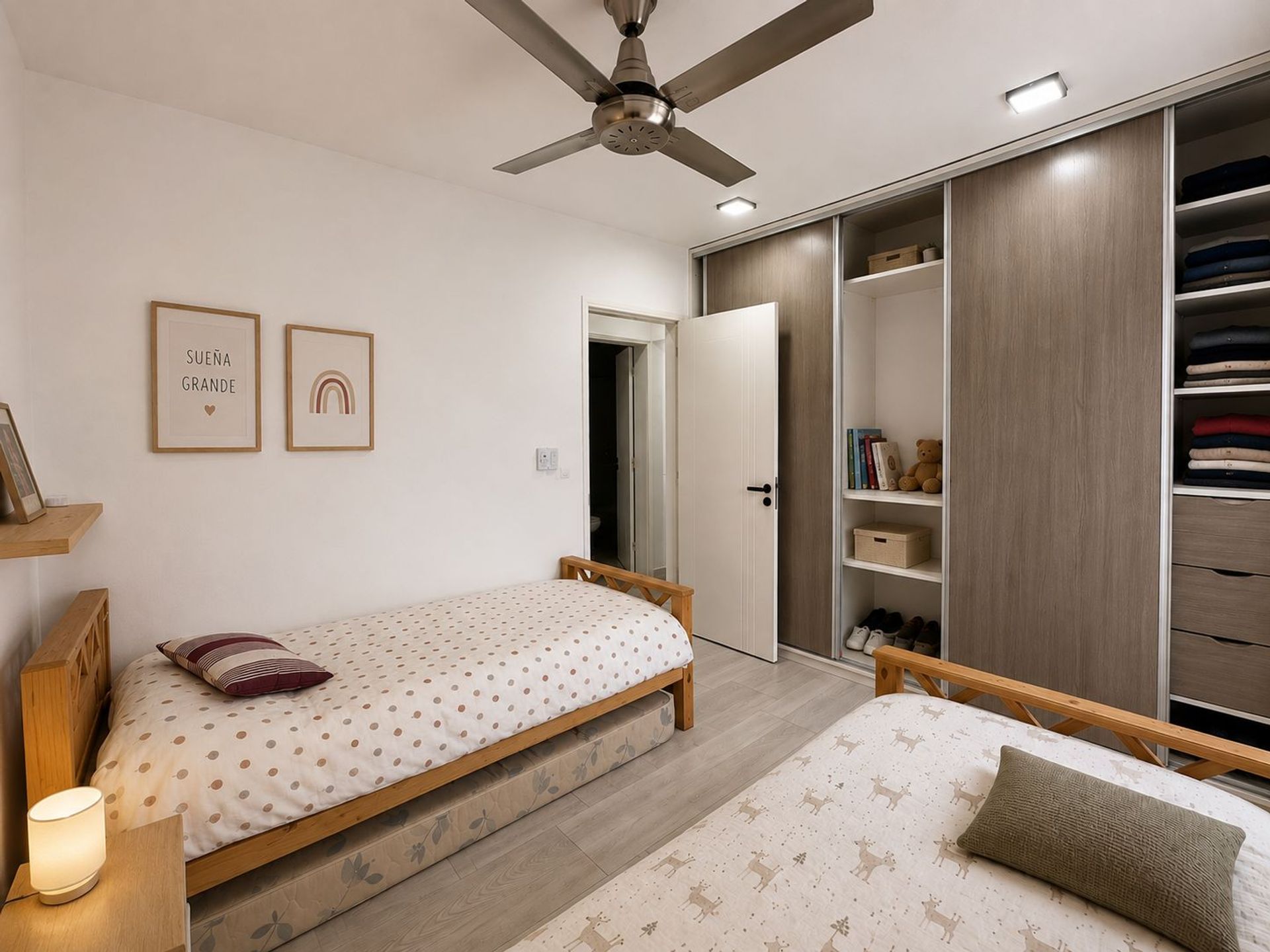 Fotografía de Habitaciones y Baños correspondiente a Casa_duplex en Docta Urbanización, Córdoba Capital.