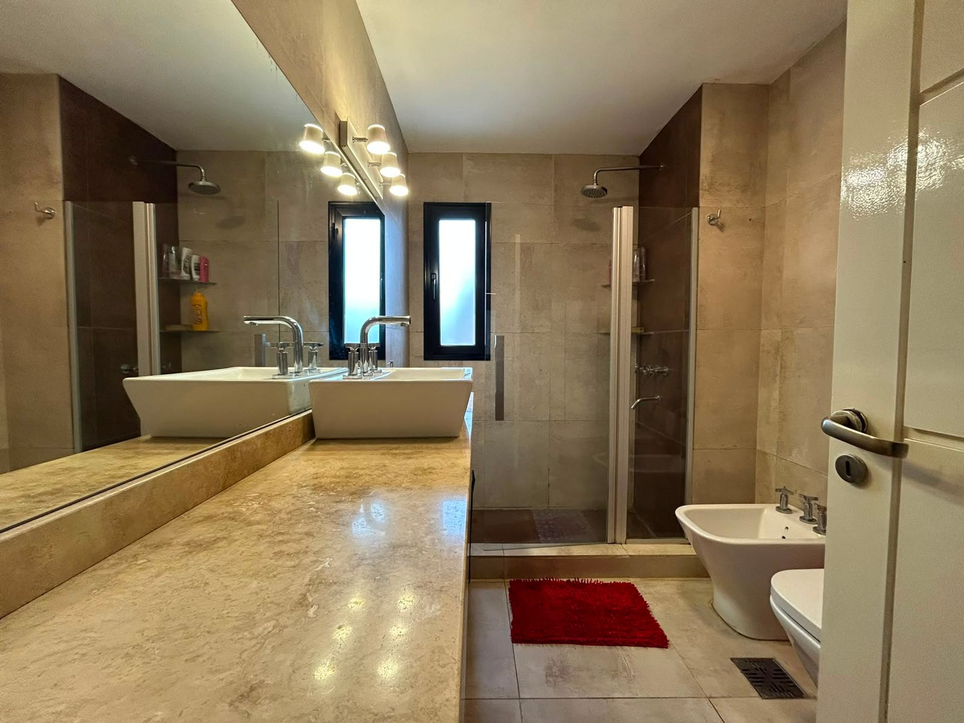 Fotografía de Habitaciones y Baños correspondiente a Casa en Barrio La Catalina, Córdoba Capital.