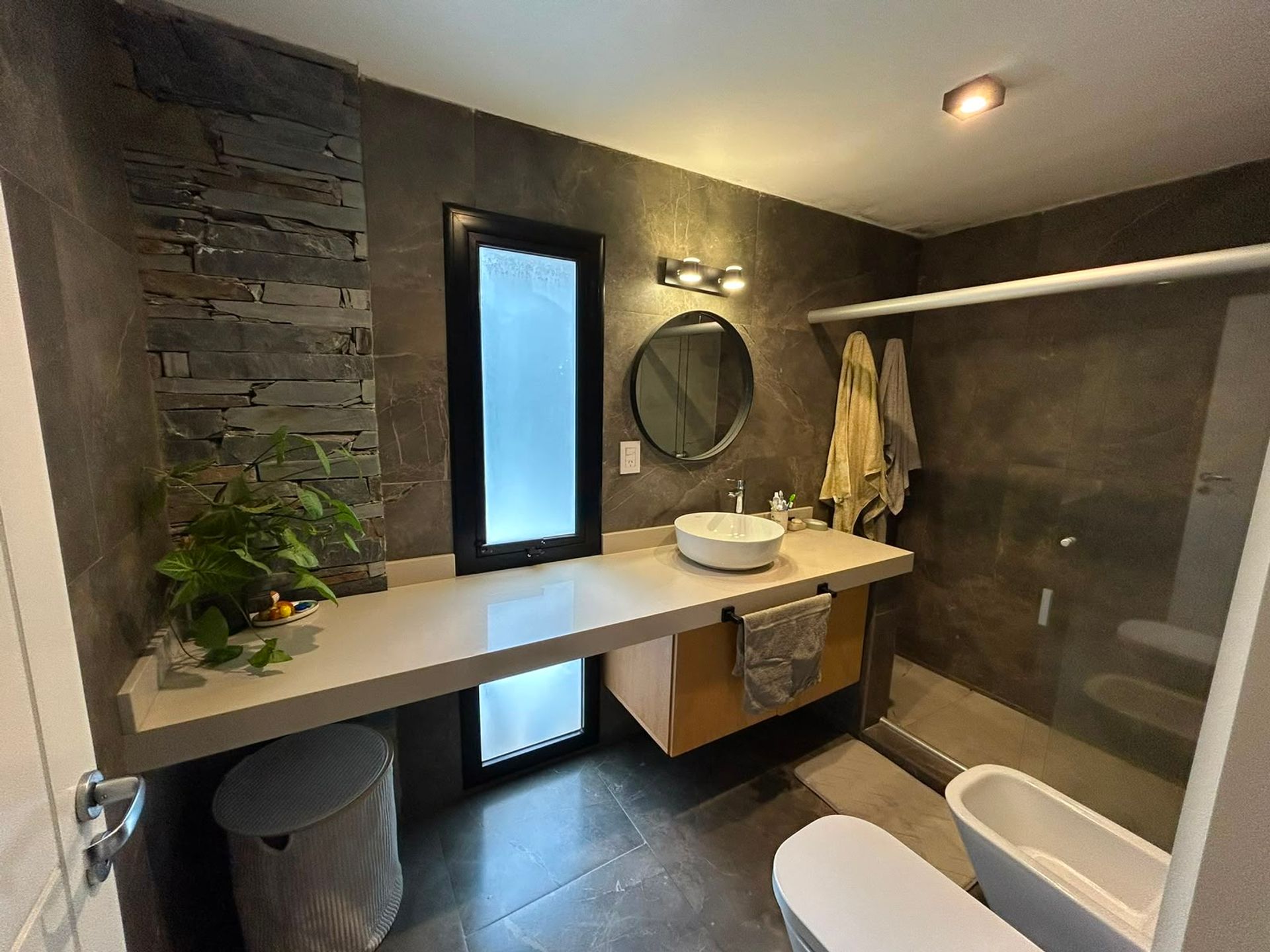 Fotografía de Habitaciones y Baños correspondiente a Casa en Barrio La Catalina, Córdoba Capital.