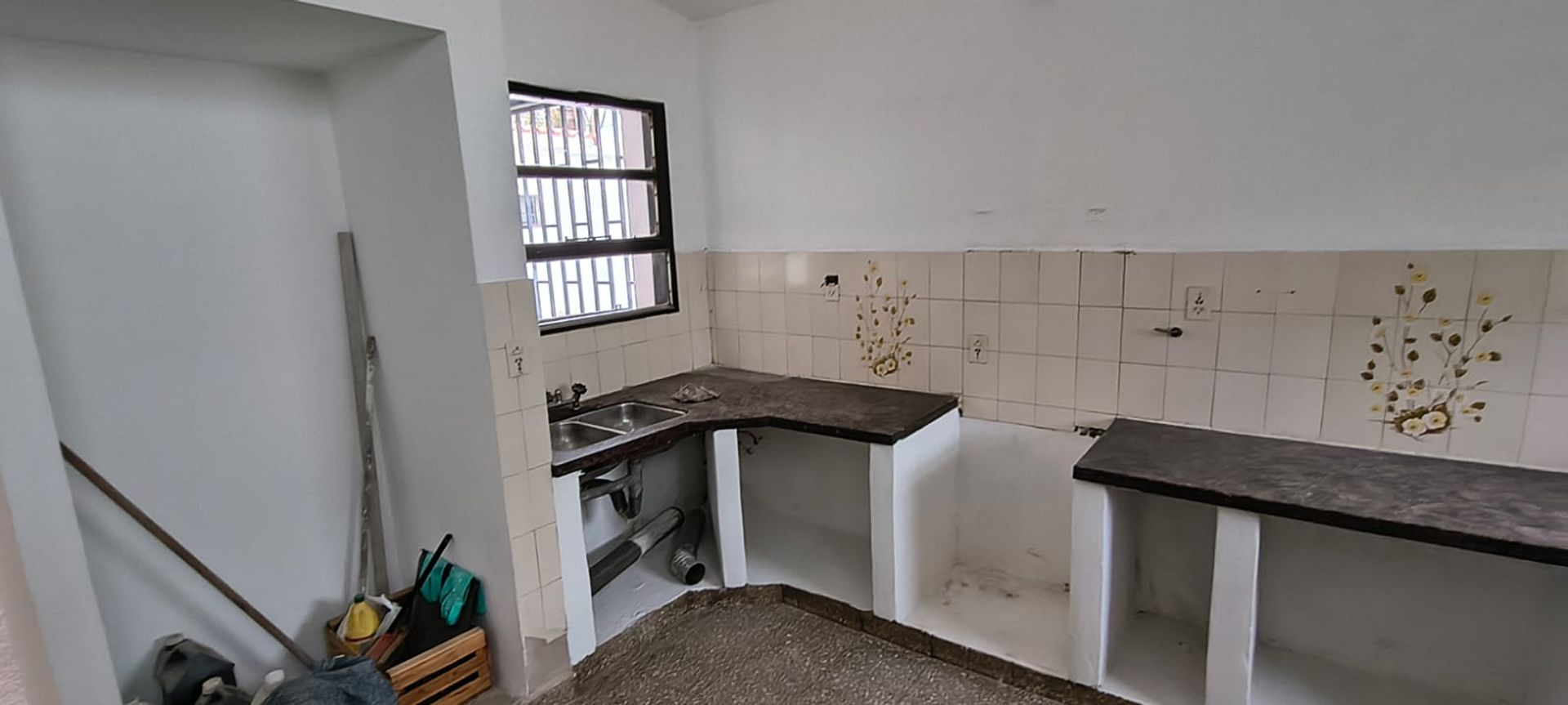 02 - Cocina con mesada de granito, bacha doble y ventana exterior