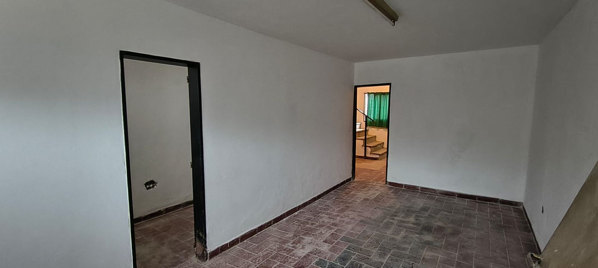 03 - Habitación amplia con pisos cerámicos y accesos independientes