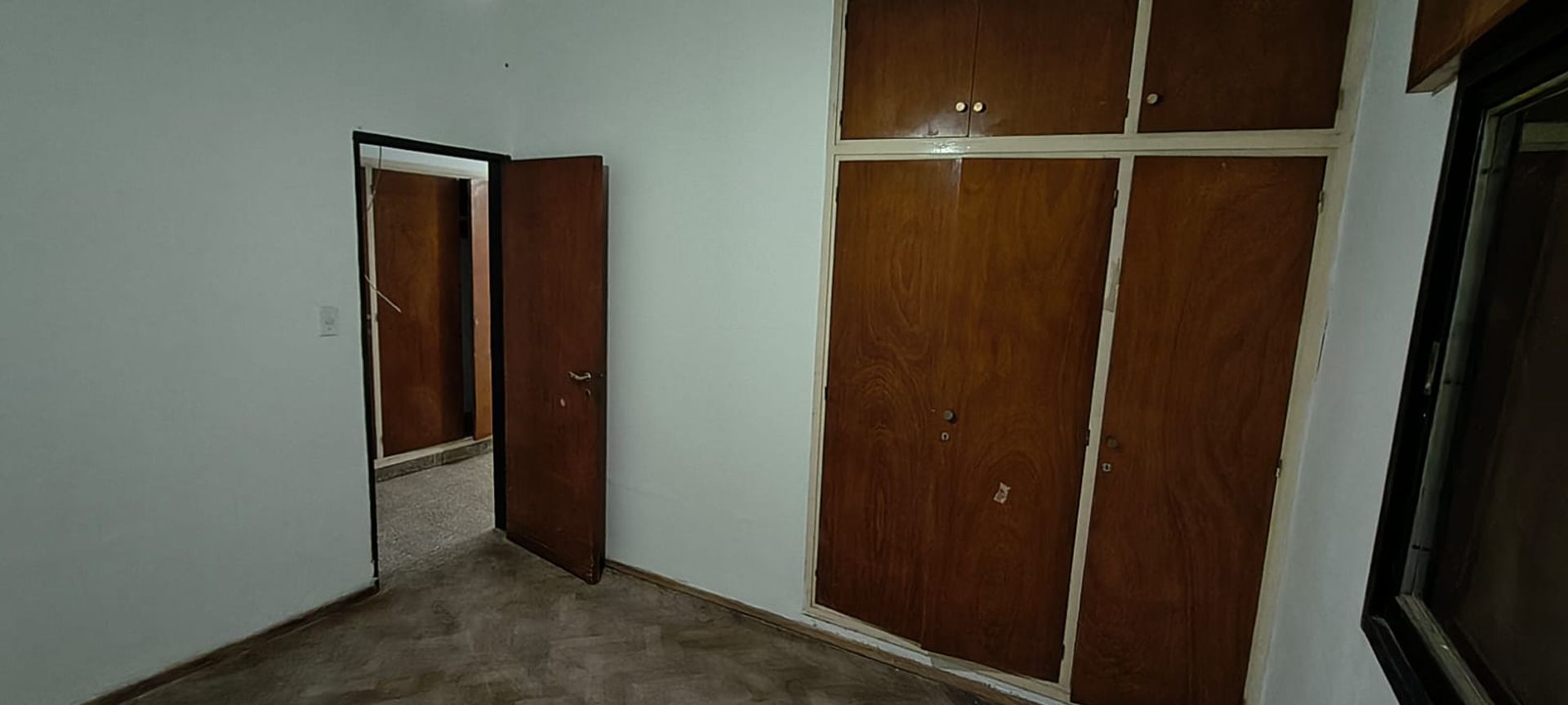 03 - Dormitorio principal con placard empotrado de madera de piso a techo