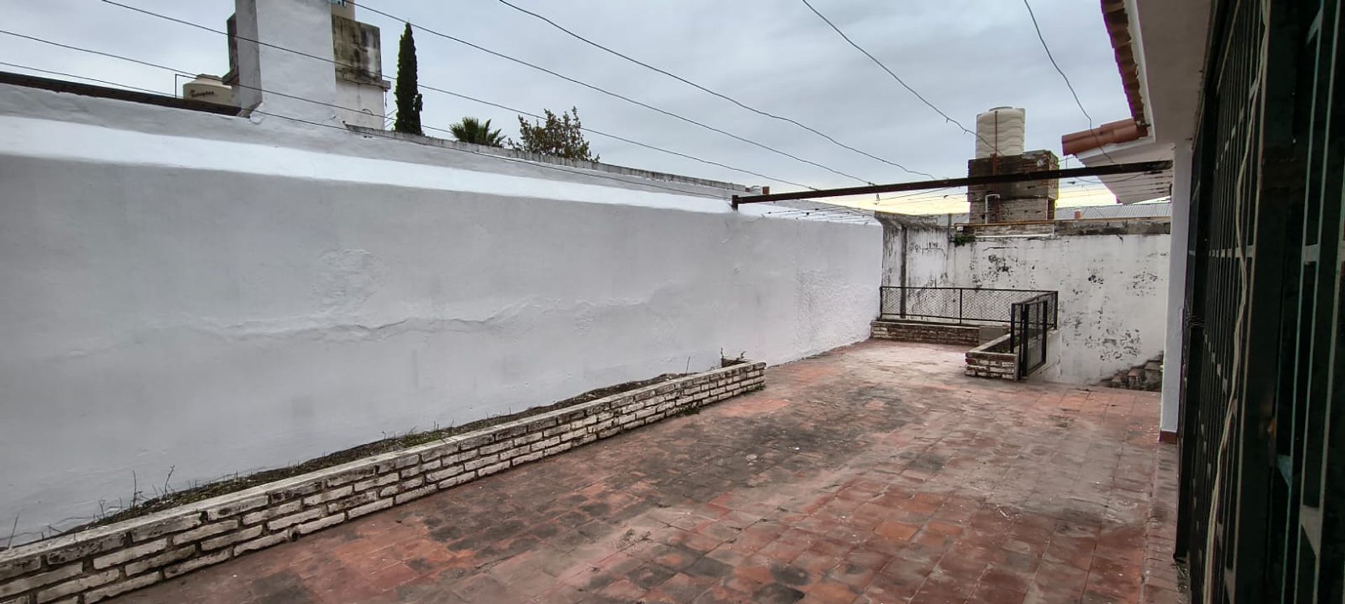 04 - Patio descubierto baldosas rojas y muros perimetrales