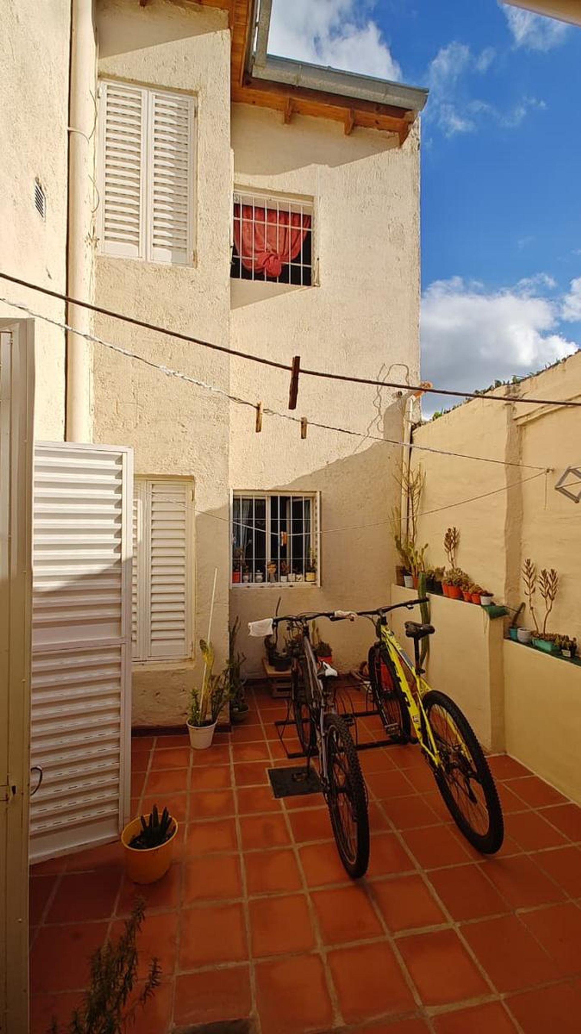 05 - Fotografía de Cocheras correspondiente a Casa en Barrio Centro, Córdoba Capital.