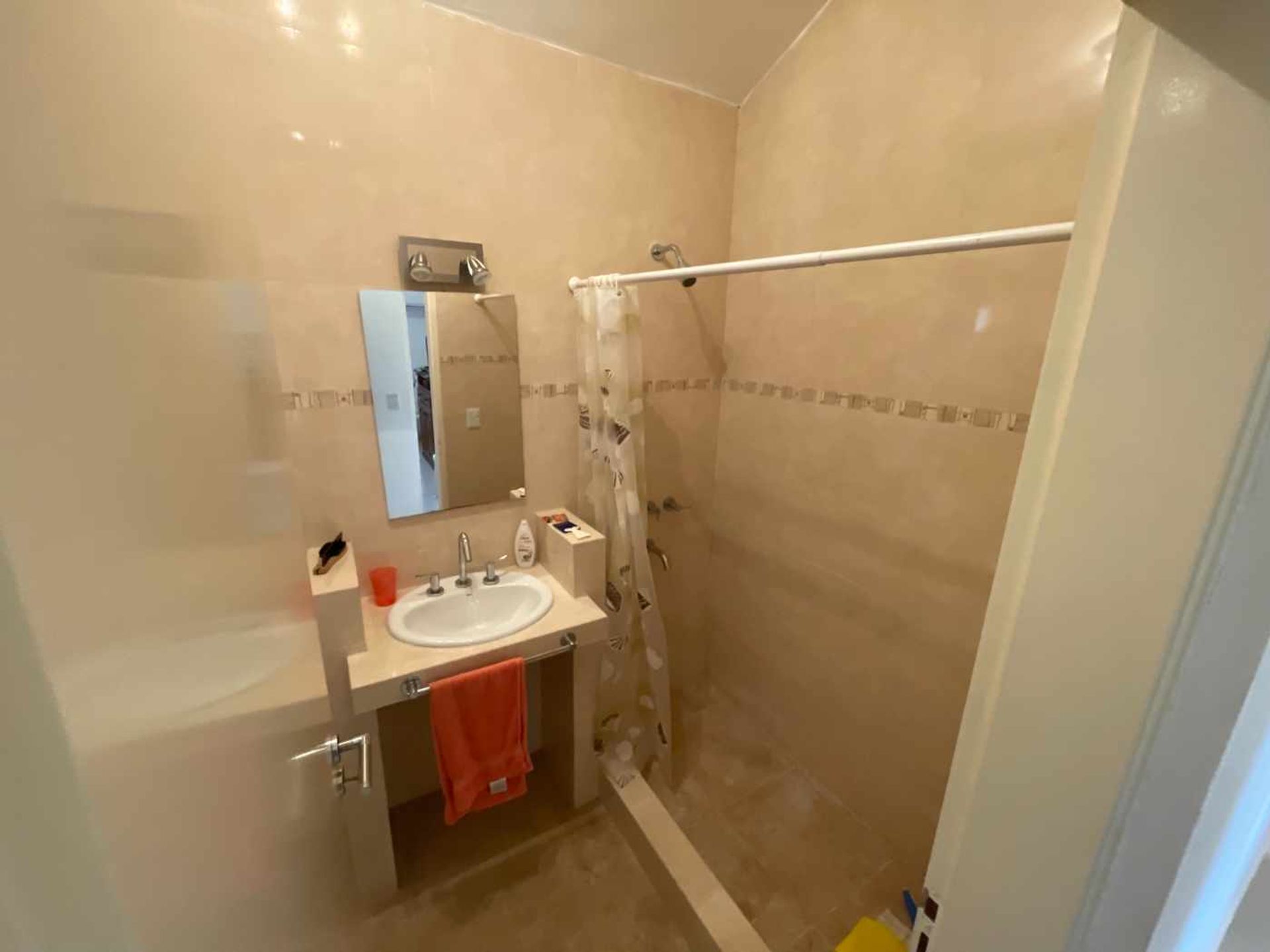 Fotografía de Habitaciones y Baños correspondiente a Casa en Barrio Villa Giardino, Villa Giardino.