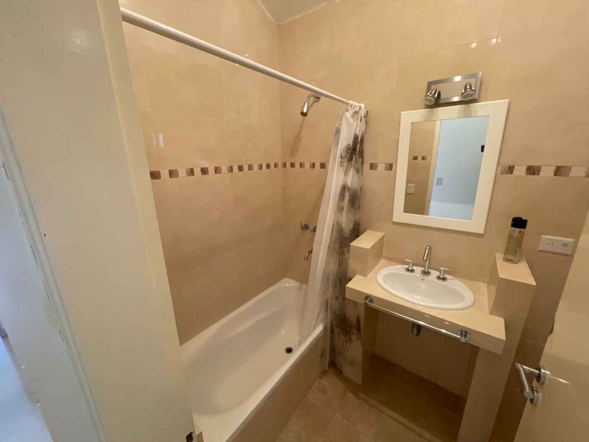 Fotografía de Habitaciones y Baños correspondiente a Casa en Barrio Villa Giardino, Villa Giardino.