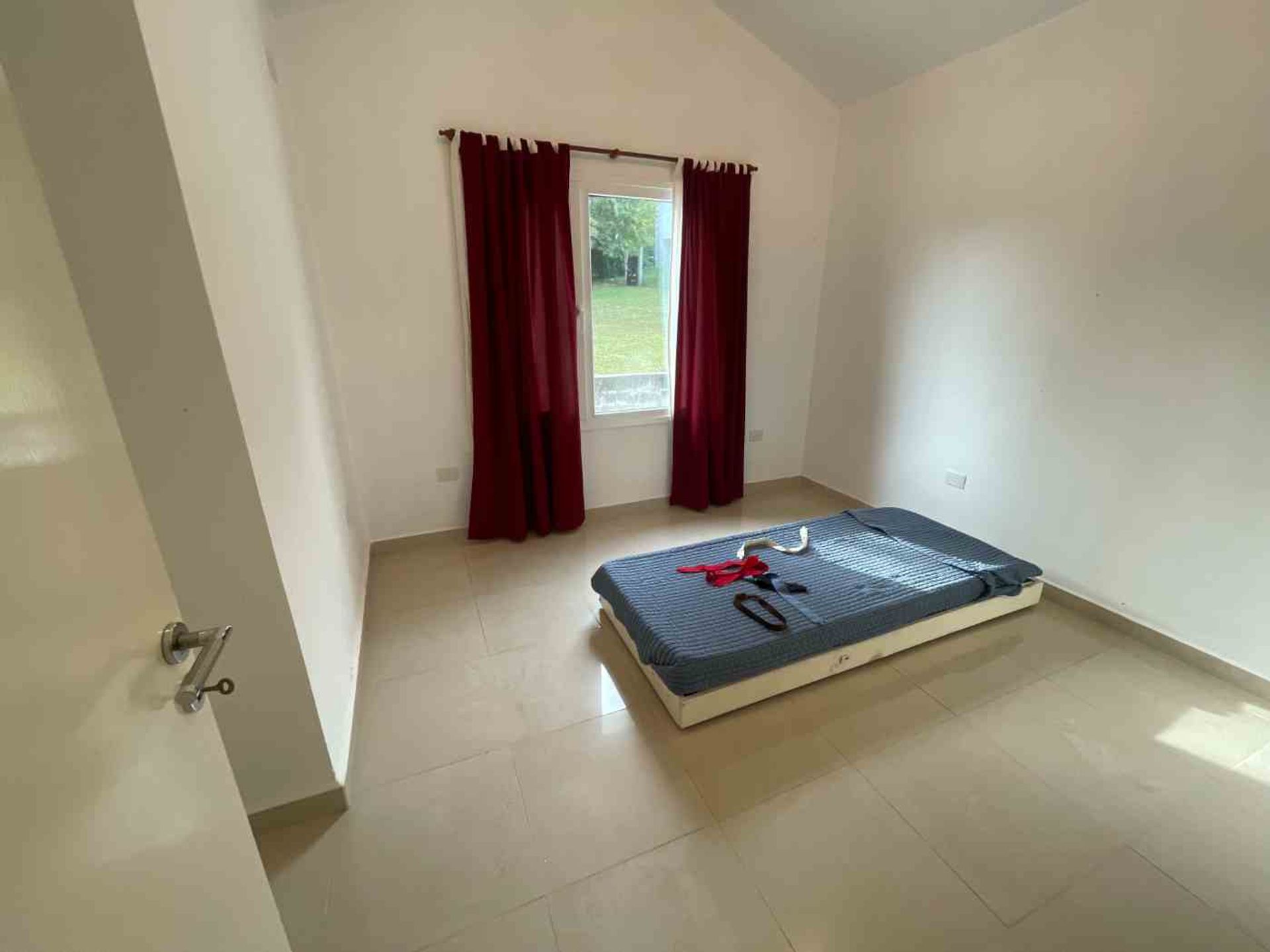 Fotografía de Habitaciones y Baños correspondiente a Casa en Barrio Villa Giardino, Villa Giardino.