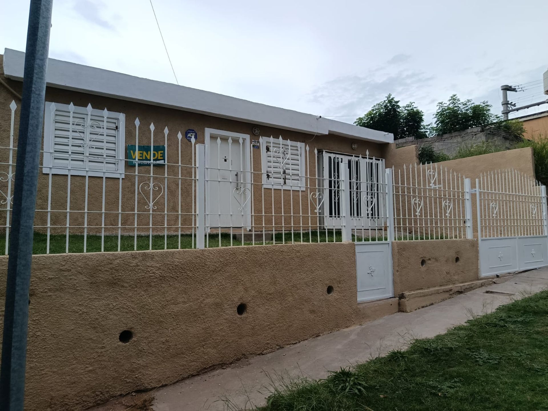 01 - Venta de Casa 112 m² en Terreno de 200 m² | 3 Dormitorios, Baño Completo, Cochera para 2 Autos y Patio | Barrio Renacimiento, Córdoba Capital, Córdoba, Argentina