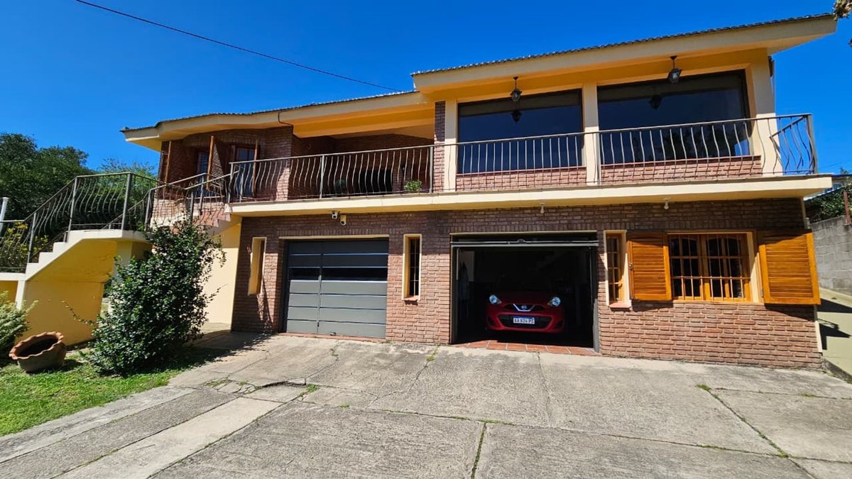 Fotografía de Cocheras correspondiente a Casa en Barrio Villa Carlos Paz, Villa Carlos Paz.