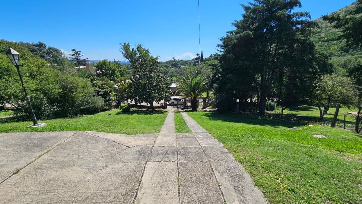 Fotografía de Cocheras correspondiente a Casa en Barrio Villa Carlos Paz, Villa Carlos Paz.