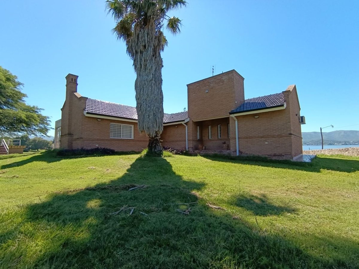 Fotografía de Frentes y Fachadas correspondiente a Casa en Barrio Villa Carlos Paz, Villa Lago Azul.