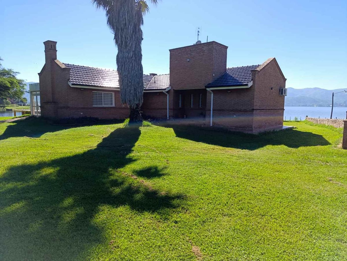 01 - Fotografía de Frentes y Fachadas correspondiente a Casa en Barrio Villa Carlos Paz, Villa Lago Azul.