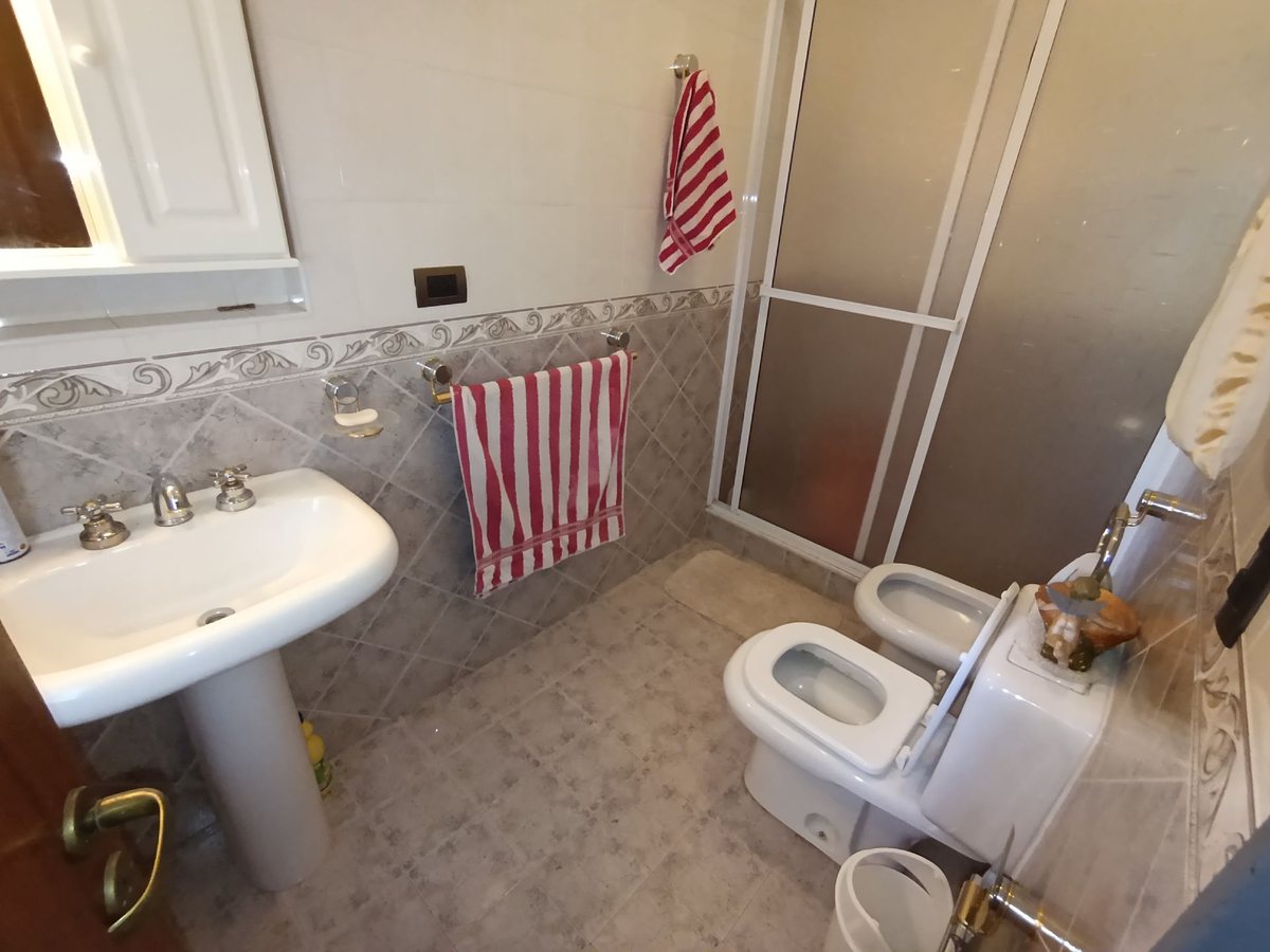 Fotografía de Habitaciones y Baños correspondiente a Casa en Barrio Villa Carlos Paz, Villa Lago Azul.