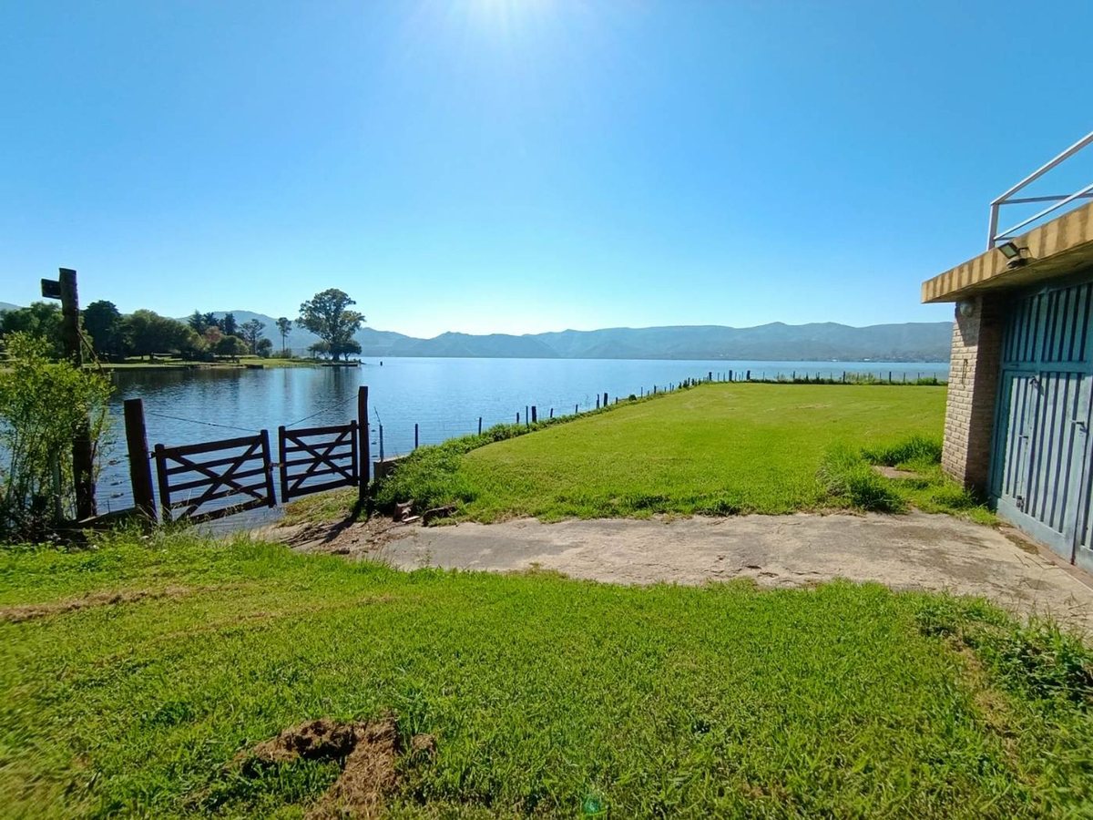 Fotografía de Patios y Exteriores correspondiente a Casa en Barrio Villa Carlos Paz, Villa Lago Azul.