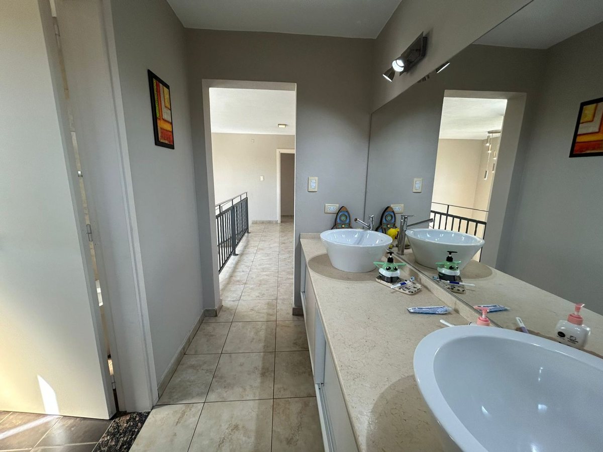Fotografía de Habitaciones y Baños correspondiente a Casa en Barrio Villa Allende, Villa Allende.