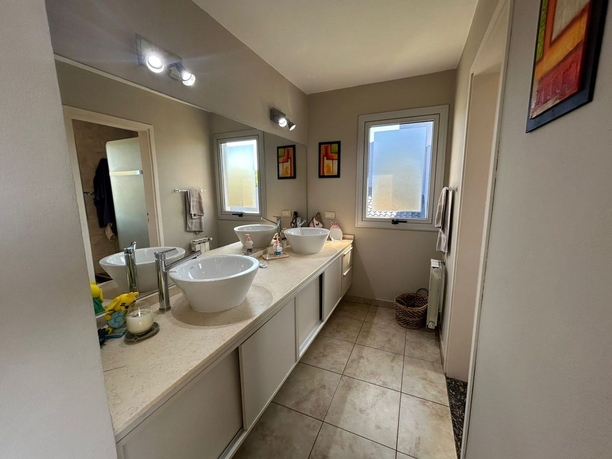 Fotografía de Habitaciones y Baños correspondiente a Casa en Barrio Villa Allende, Villa Allende.