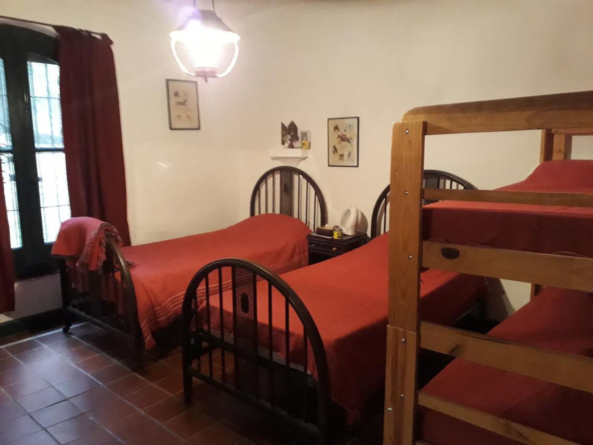 Fotografía de Habitaciones y Baños correspondiente a Casa en Barrio Colon, La Granja.