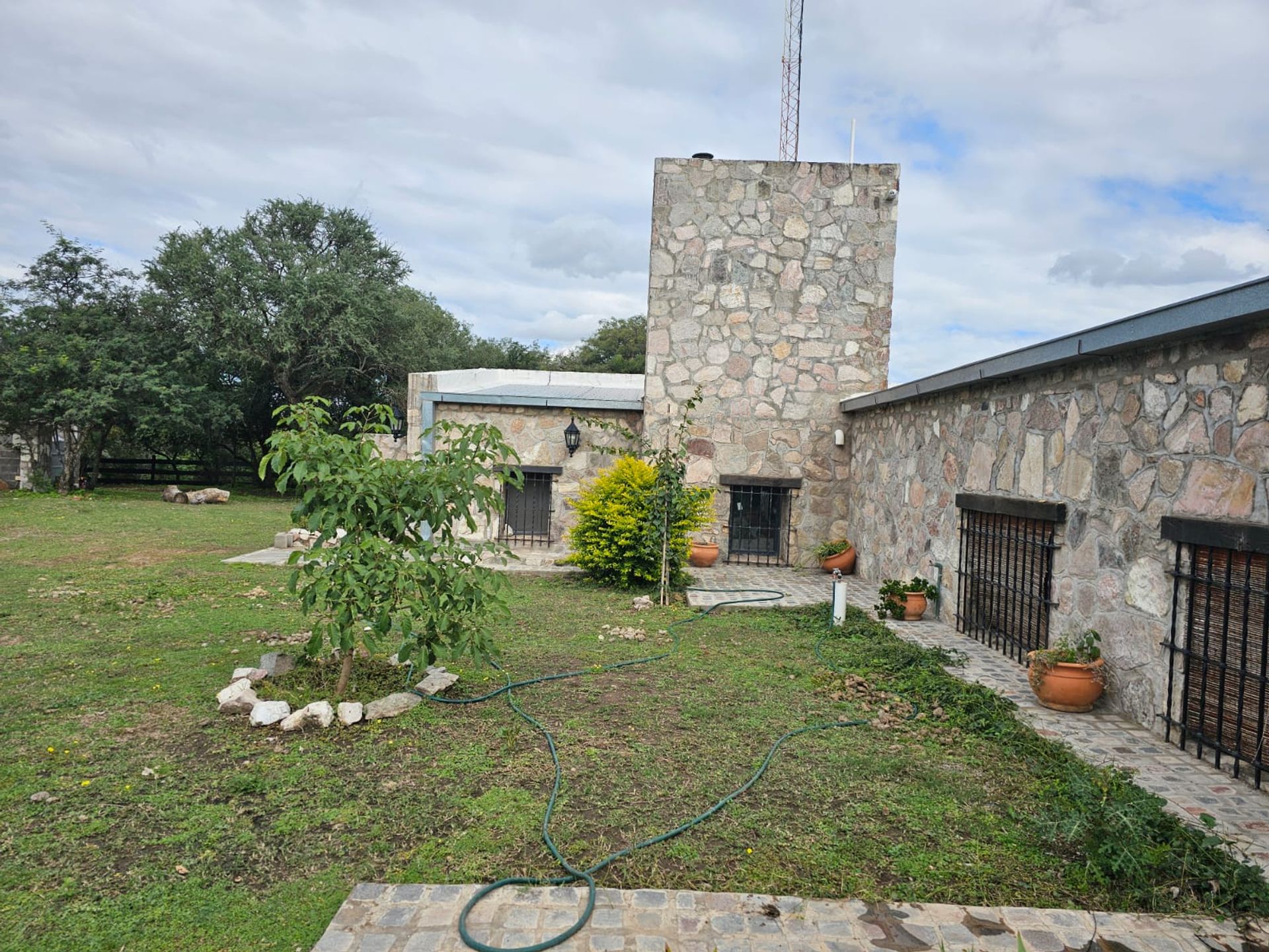 01 - Fotografía de Frentes y Fachadas correspondiente a Casa en Barrio Colon, La Granja.