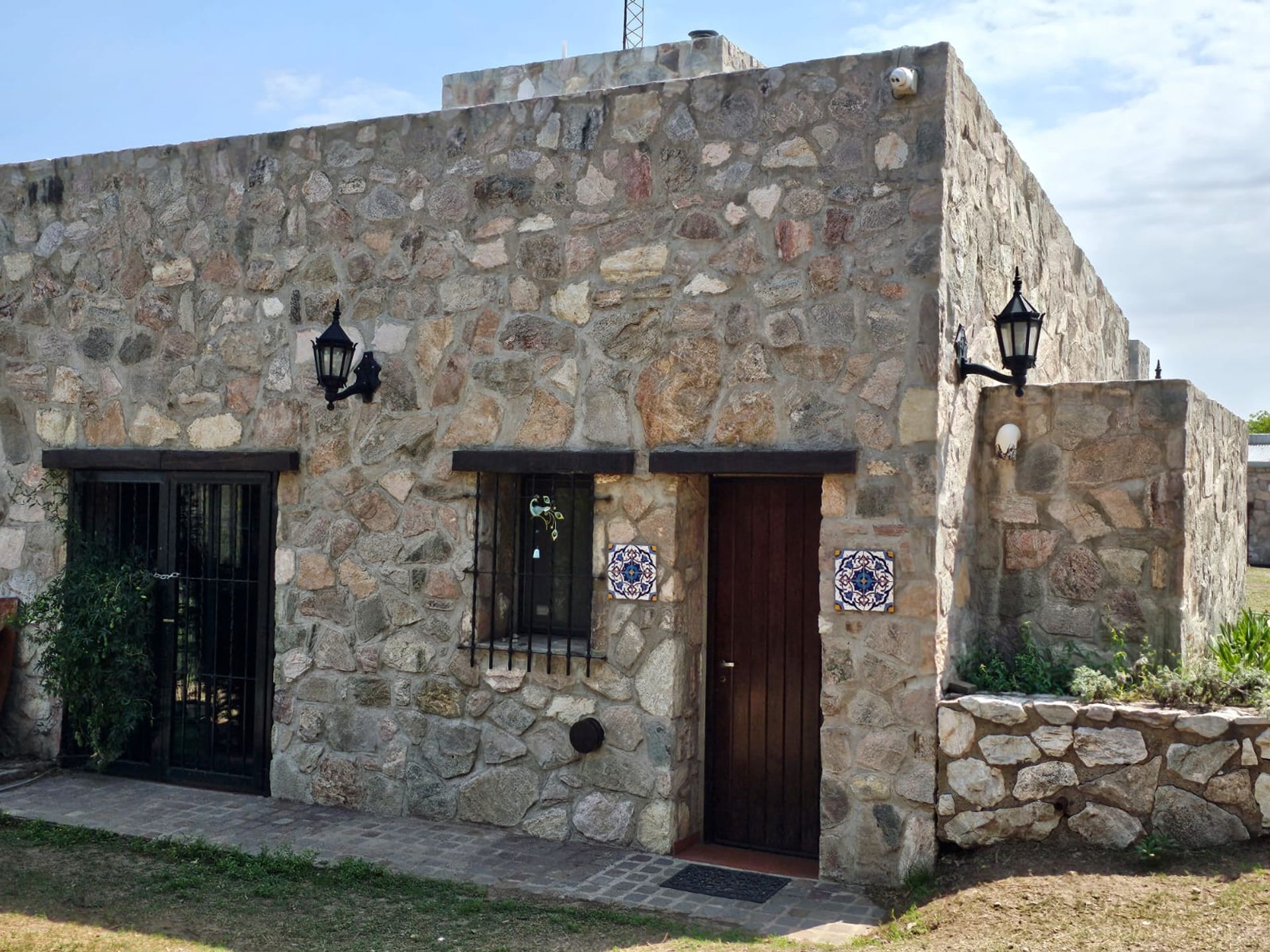 Fotografía de Frentes y Fachadas correspondiente a Casa en Barrio Colon, La Granja.