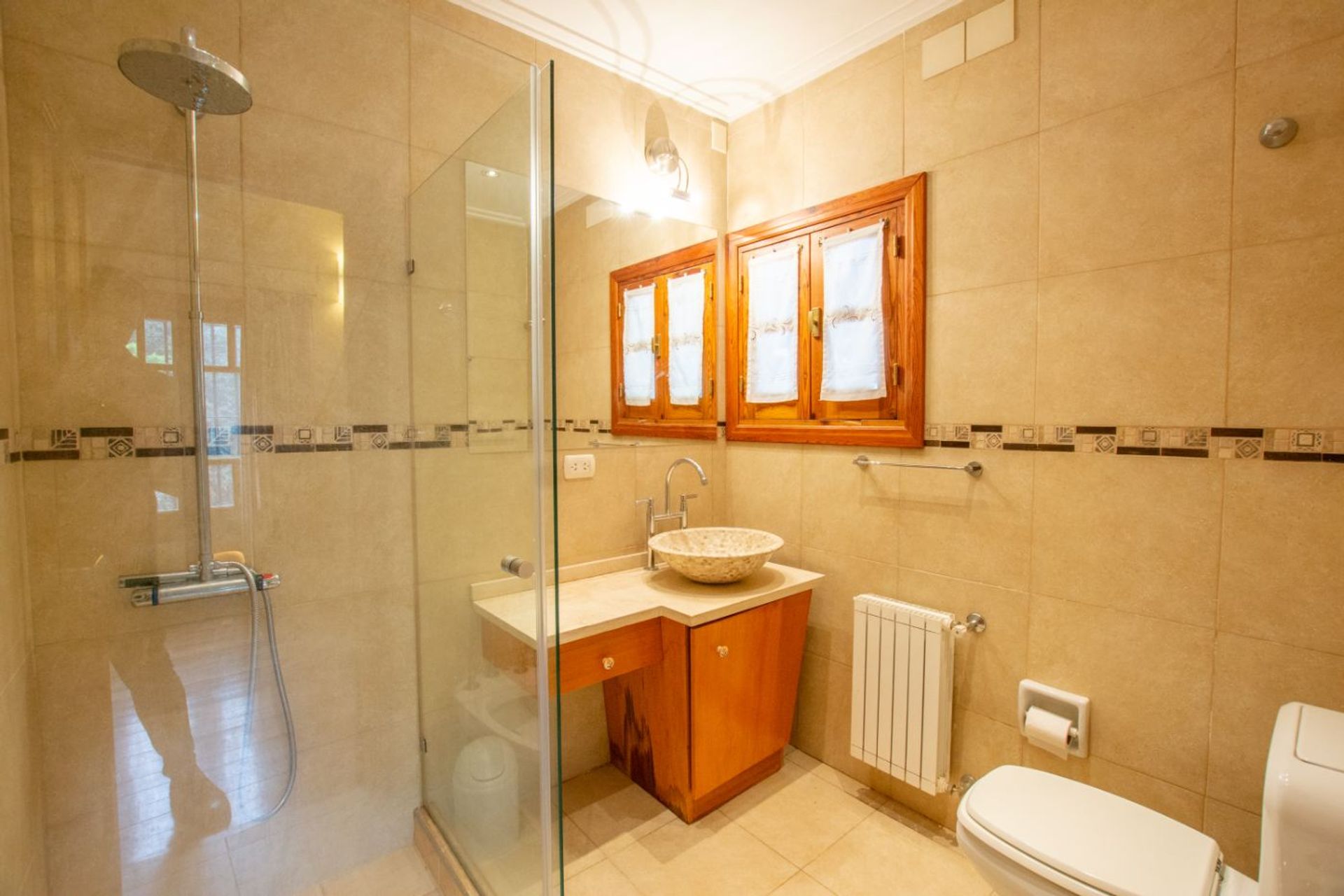 Fotografía de Habitaciones y Baños correspondiente a Casa en Barrio Calamuchita, Villa General Belgrano.