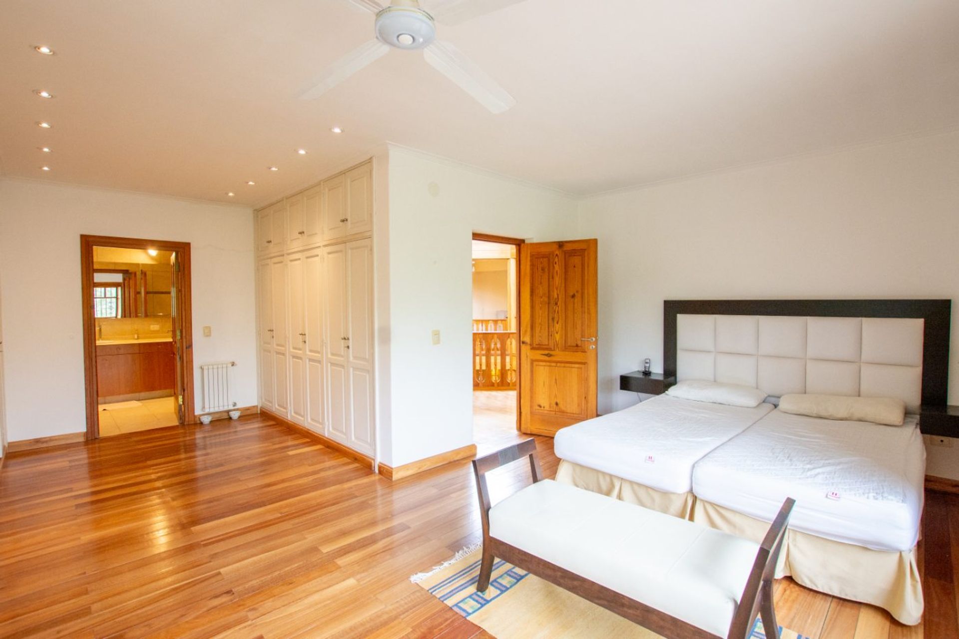 Fotografía de Habitaciones y Baños correspondiente a Casa en Barrio Calamuchita, Villa General Belgrano.