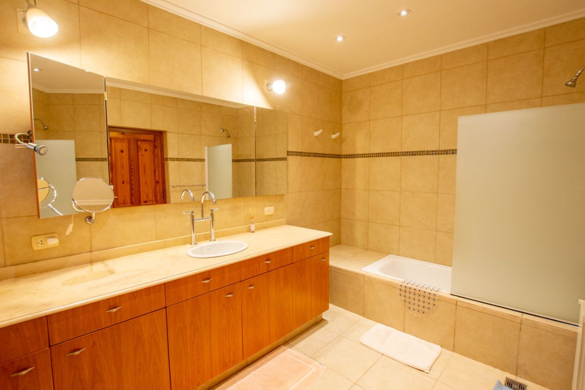 Fotografía de Habitaciones y Baños correspondiente a Casa en Barrio Calamuchita, Villa General Belgrano.