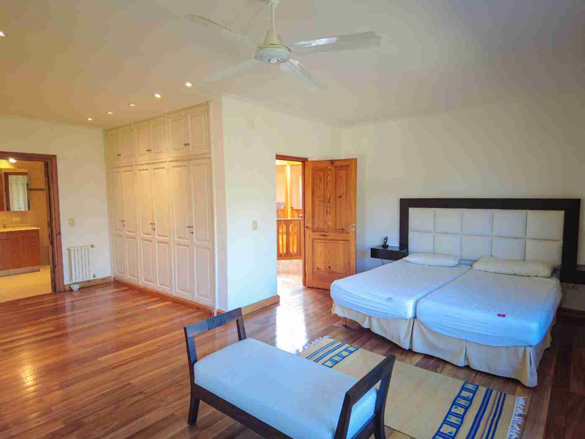 Fotografía de Habitaciones y Baños correspondiente a Casa en Barrio Calamuchita, Villa General Belgrano.