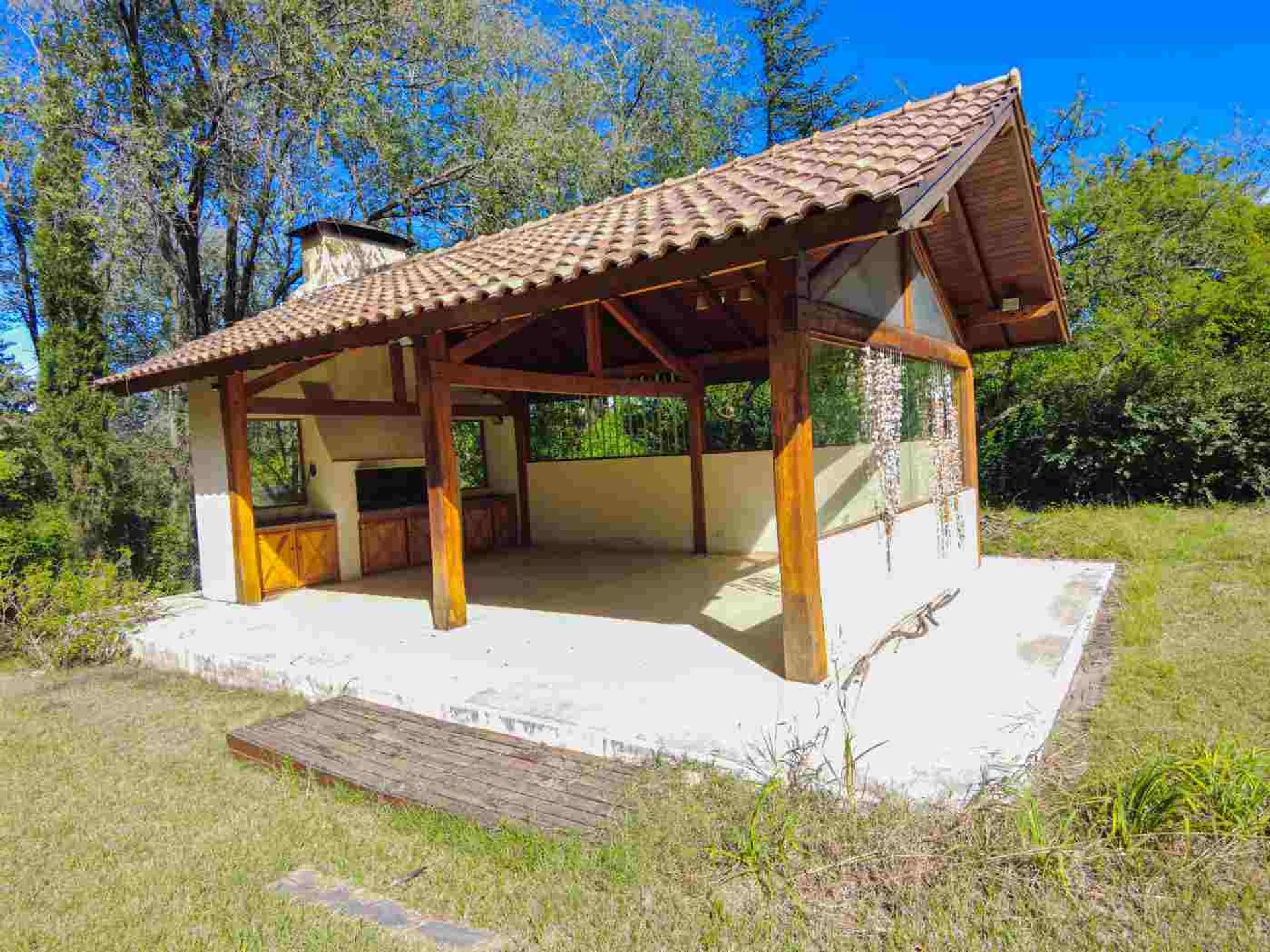 Fotografía de Cocheras correspondiente a Casa en Barrio Calamuchita, Villa General Belgrano.