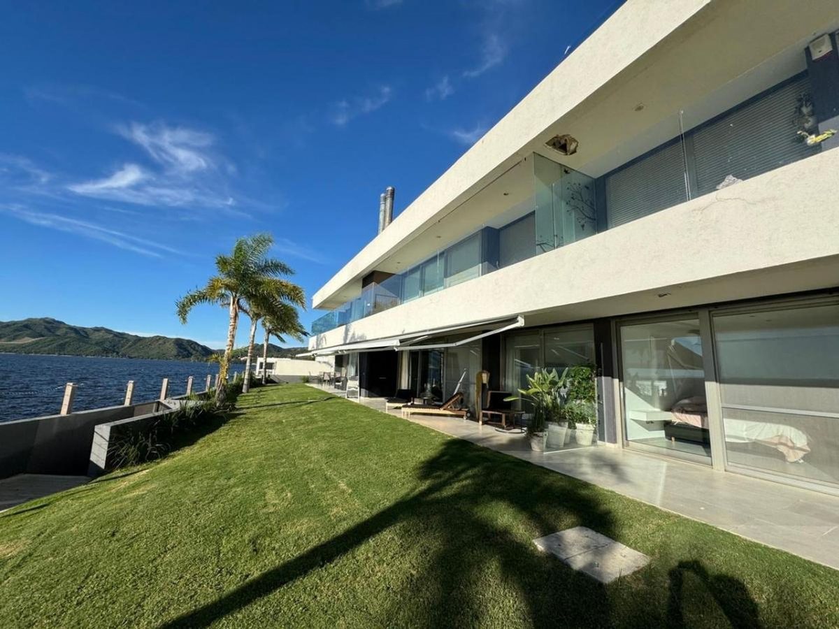 Fotografía de Frentes y Fachadas correspondiente a Casa_duplex en Barrio Villa Carlos Paz, Costa Azul Norte.