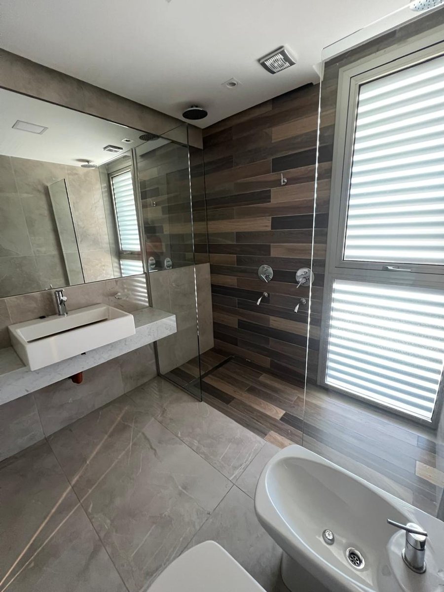 Fotografía de Habitaciones y Baños correspondiente a Casa_duplex en Barrio Villa Carlos Paz, Costa Azul Norte.