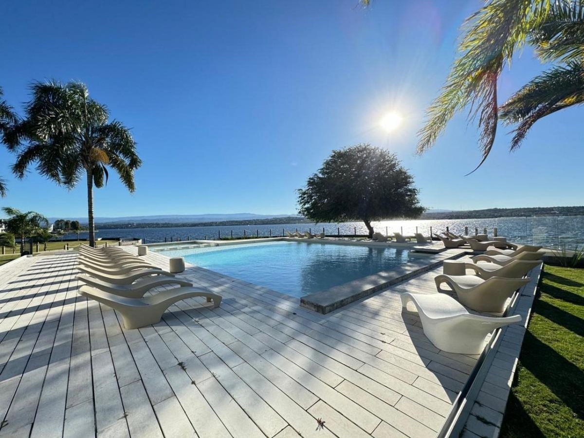 Fotografía de Patios y Exteriores correspondiente a Casa_duplex en Barrio Villa Carlos Paz, Costa Azul Norte.