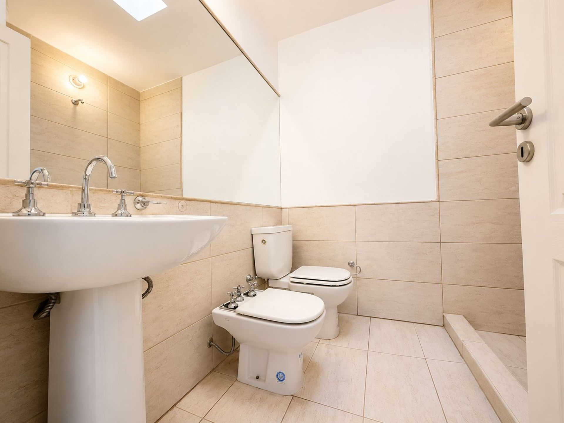 Fotografía de Habitaciones y Baños correspondiente a Casa_duplex en Barrio Arguello, Córdoba Capital.