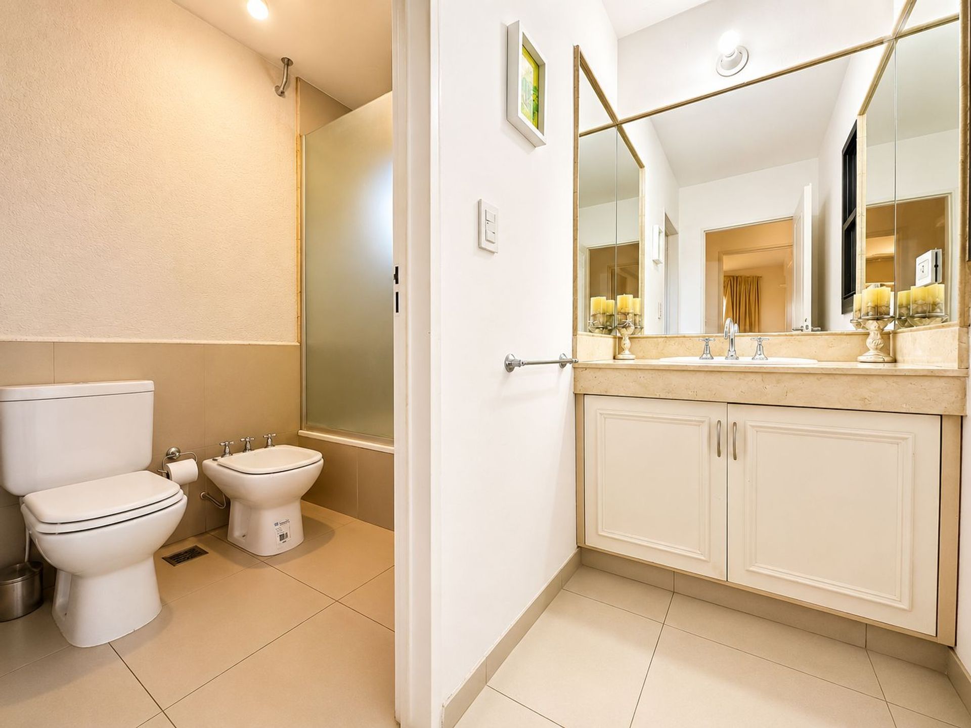 Fotografía de Habitaciones y Baños correspondiente a Casa_duplex en Barrio Arguello, Córdoba Capital.