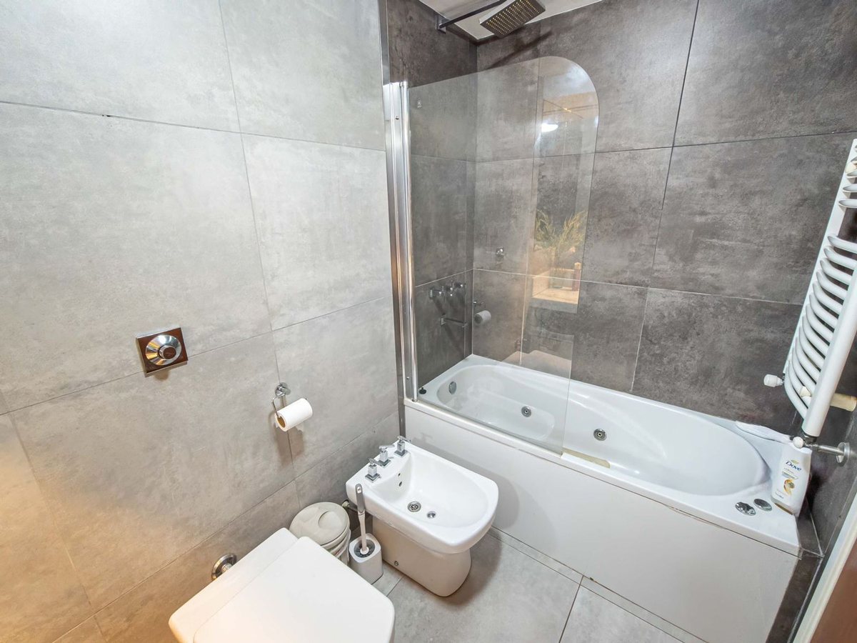 Fotografía de Habitaciones y Baños correspondiente a Departamento_estandar en Barrio Cerro de las Rosas, Córdoba Capital.