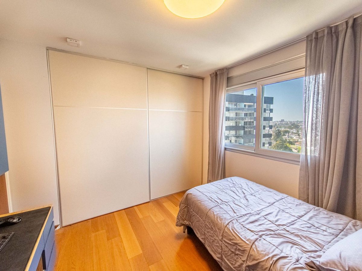 Fotografía de Habitaciones y Baños correspondiente a Departamento_estandar en Barrio Cerro de las Rosas, Córdoba Capital.