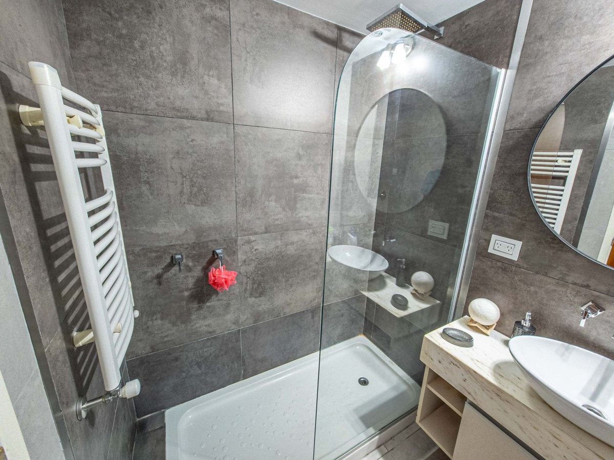 Fotografía de Habitaciones y Baños correspondiente a Departamento_estandar en Barrio Cerro de las Rosas, Córdoba Capital.