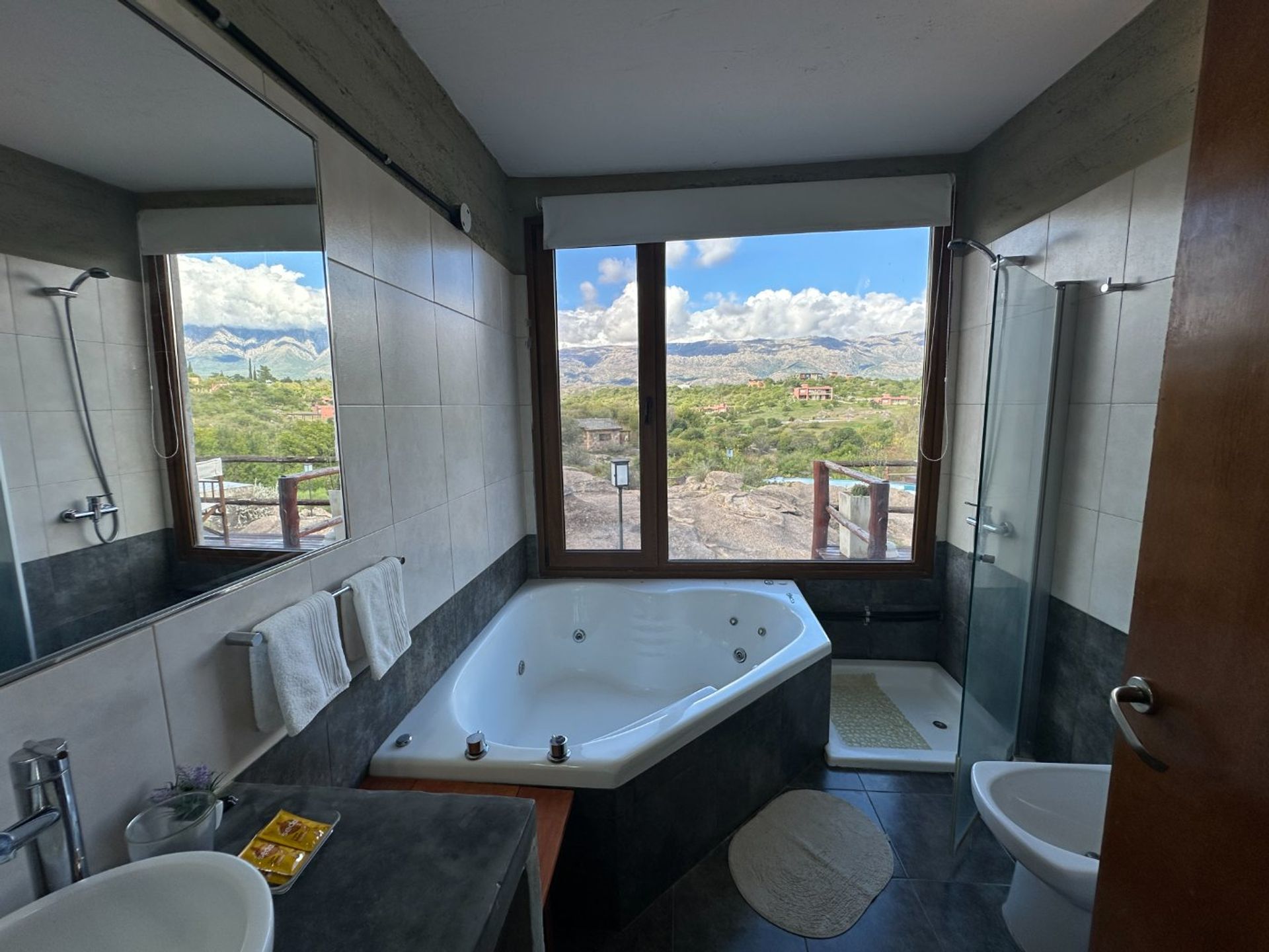Fotografía de Habitaciones y Baños correspondiente a Hotel en Barrio San Alberto, Nono.