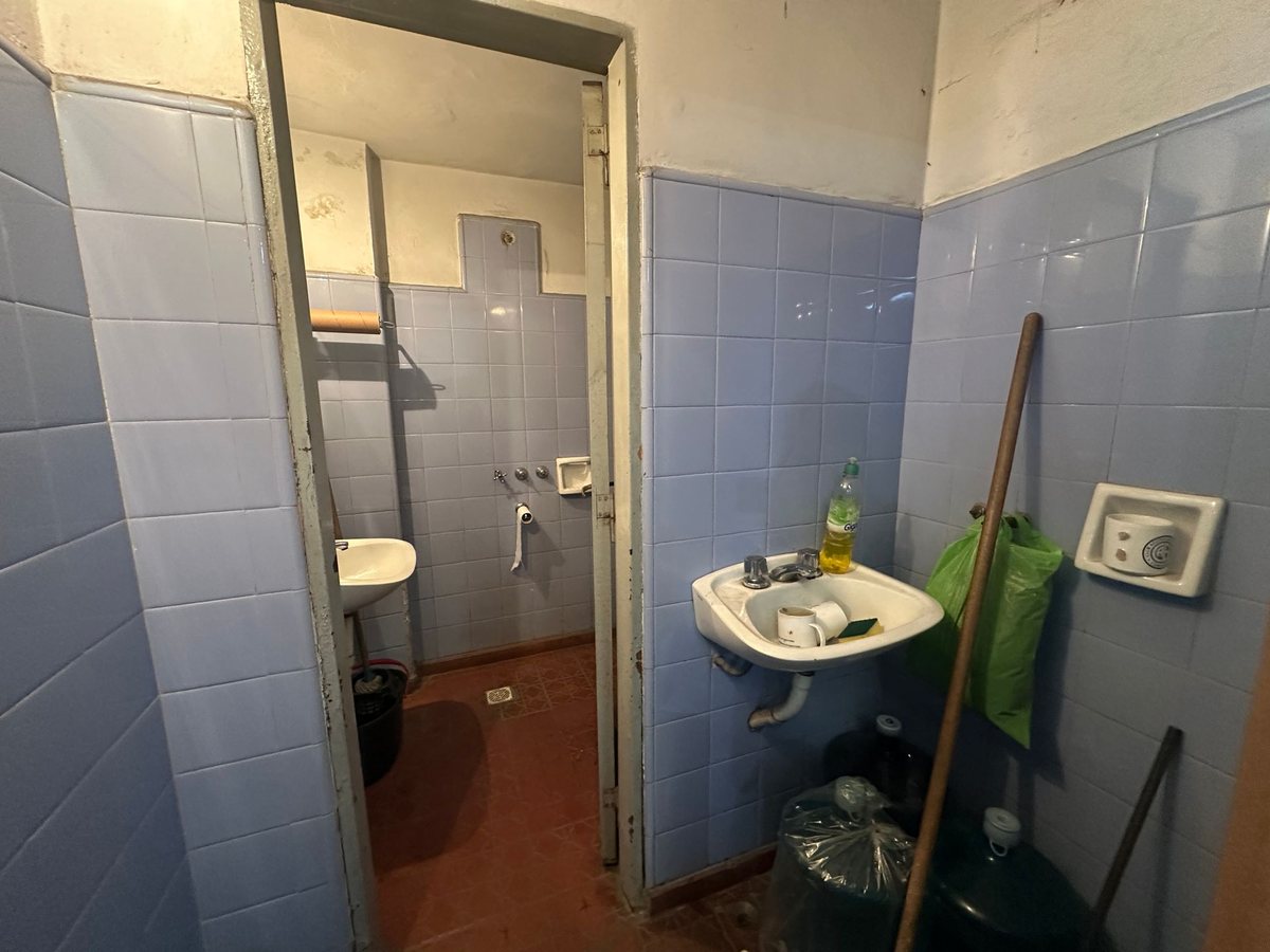 Fotografía de Habitaciones y Baños correspondiente a Local en Barrio Ameghino Sud, Córdoba Capital.