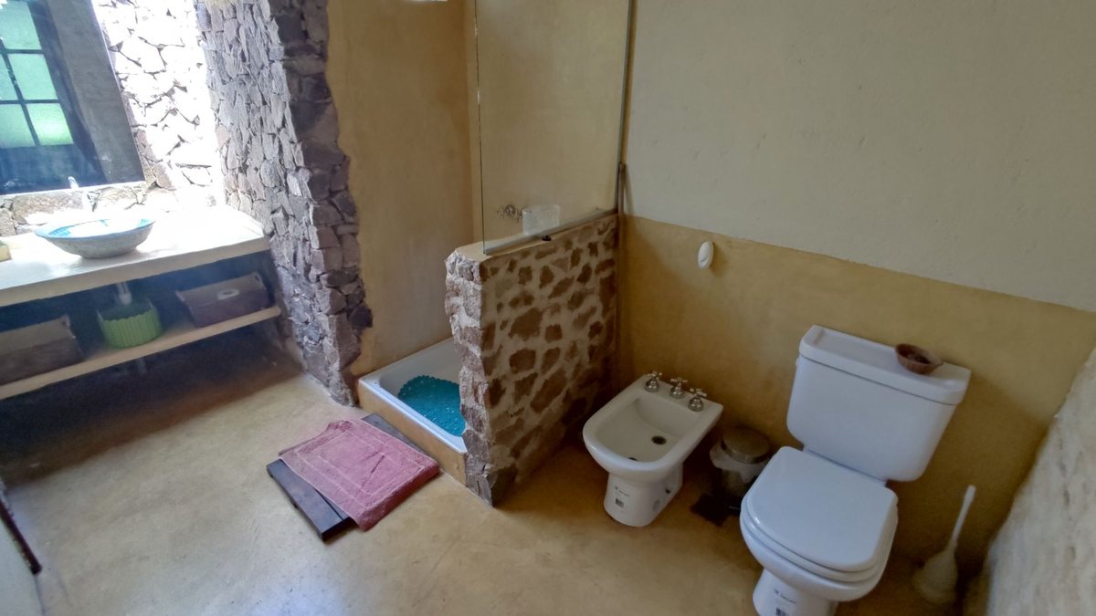 Fotografía de Habitaciones y Baños correspondiente a Quinta en Barrio San Javier, La Poblacion.
