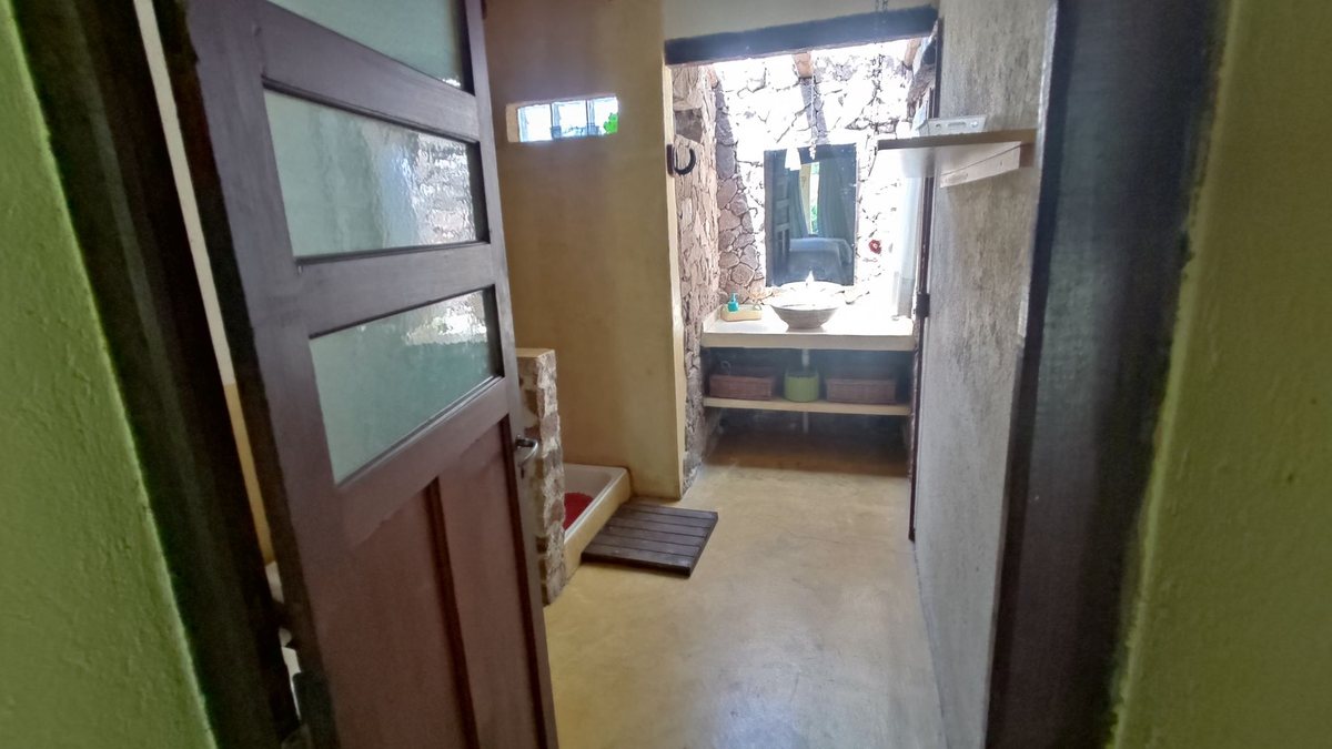 Fotografía de Habitaciones y Baños correspondiente a Quinta en Barrio San Javier, La Poblacion.