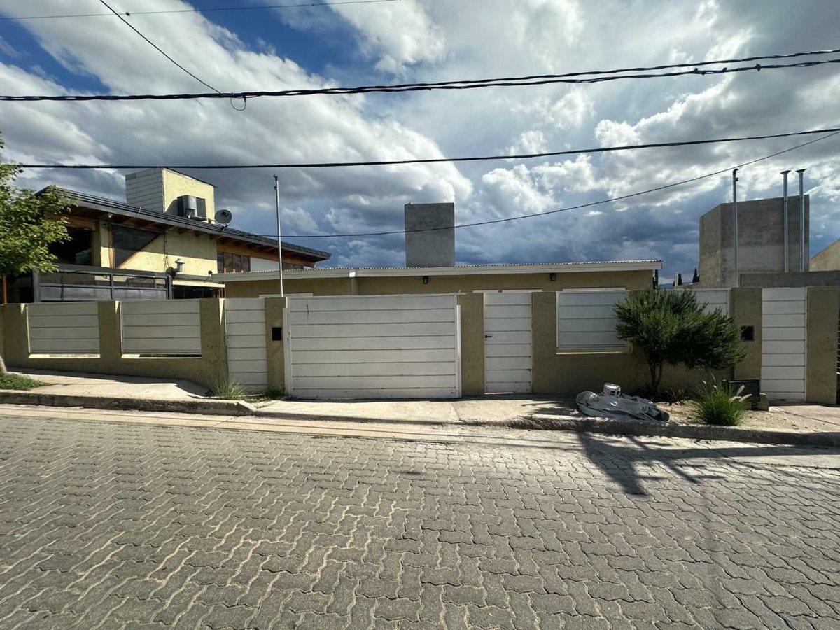 Vista principal de Casa Dúplex / PH en Barrio Los Lapachos 200
