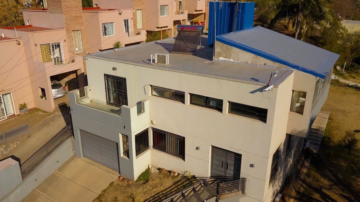 Vista principal de Casa con Pileta y Quincho en Barrio Rio Ceballos