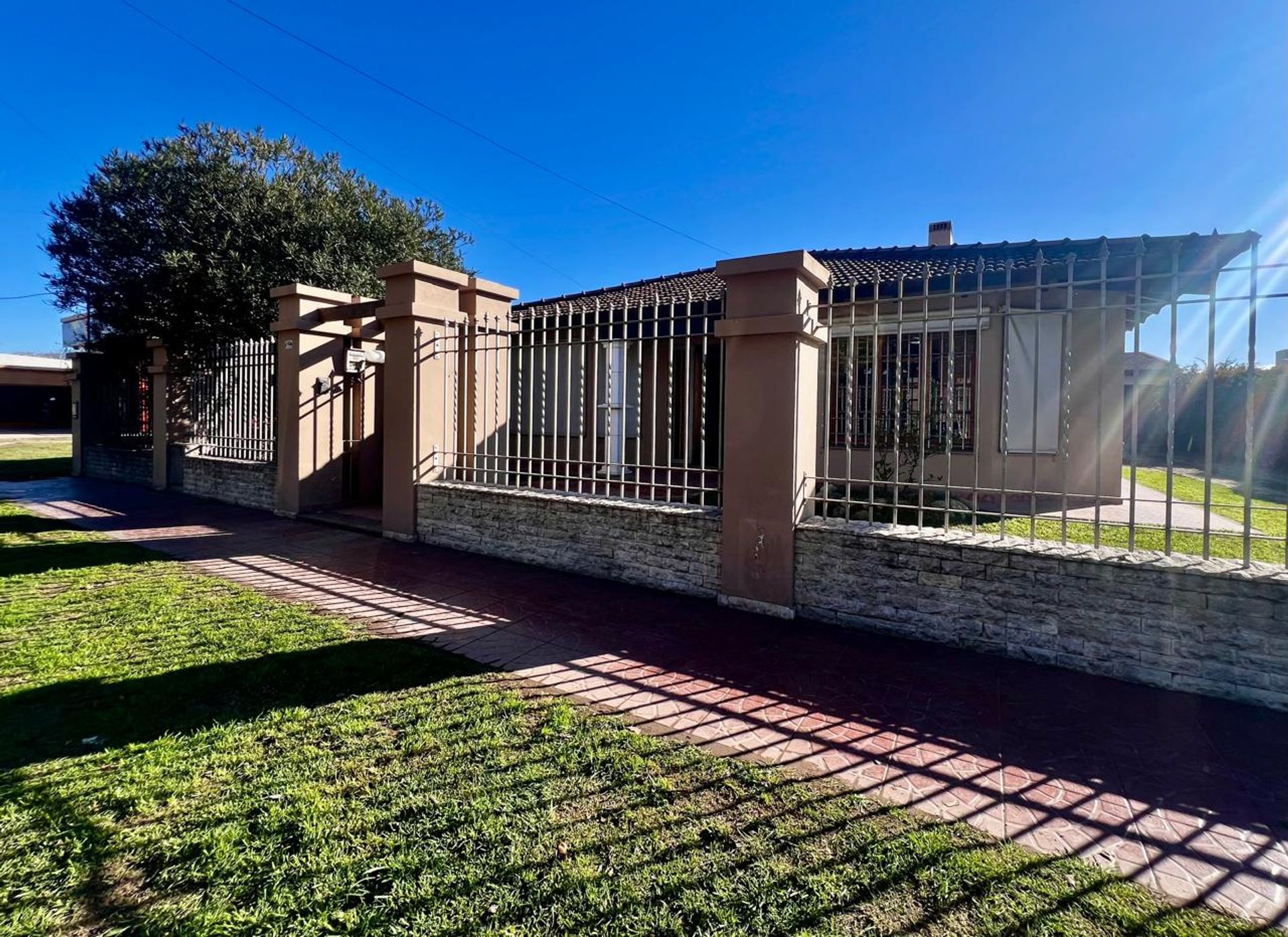 Vista principal de Casa en Barrio Avenida Arturo Ilia Sur 2100